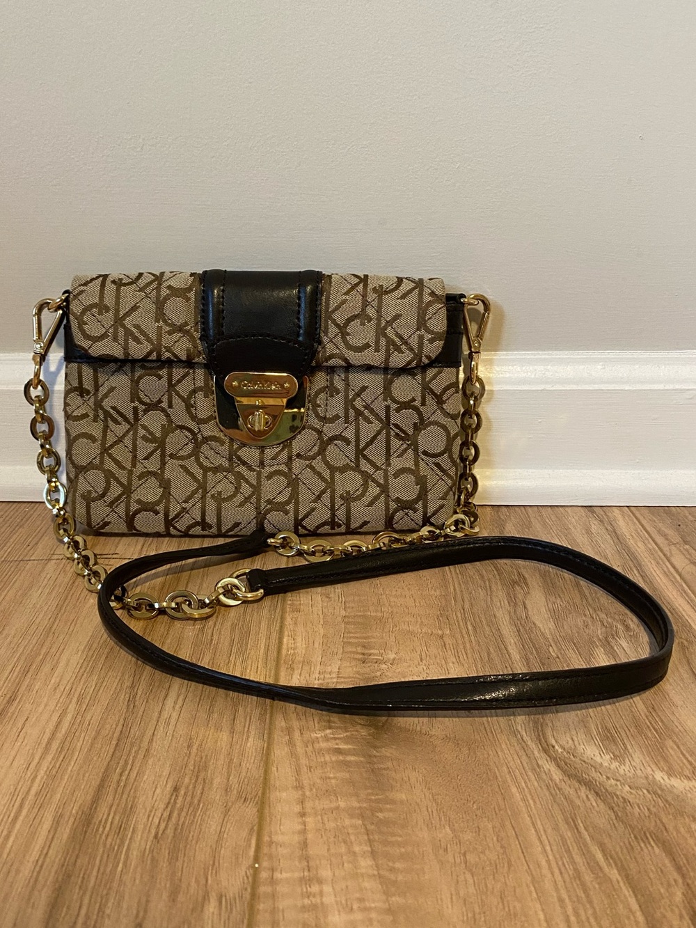 Calvin Klein Crossbody Signature Bag